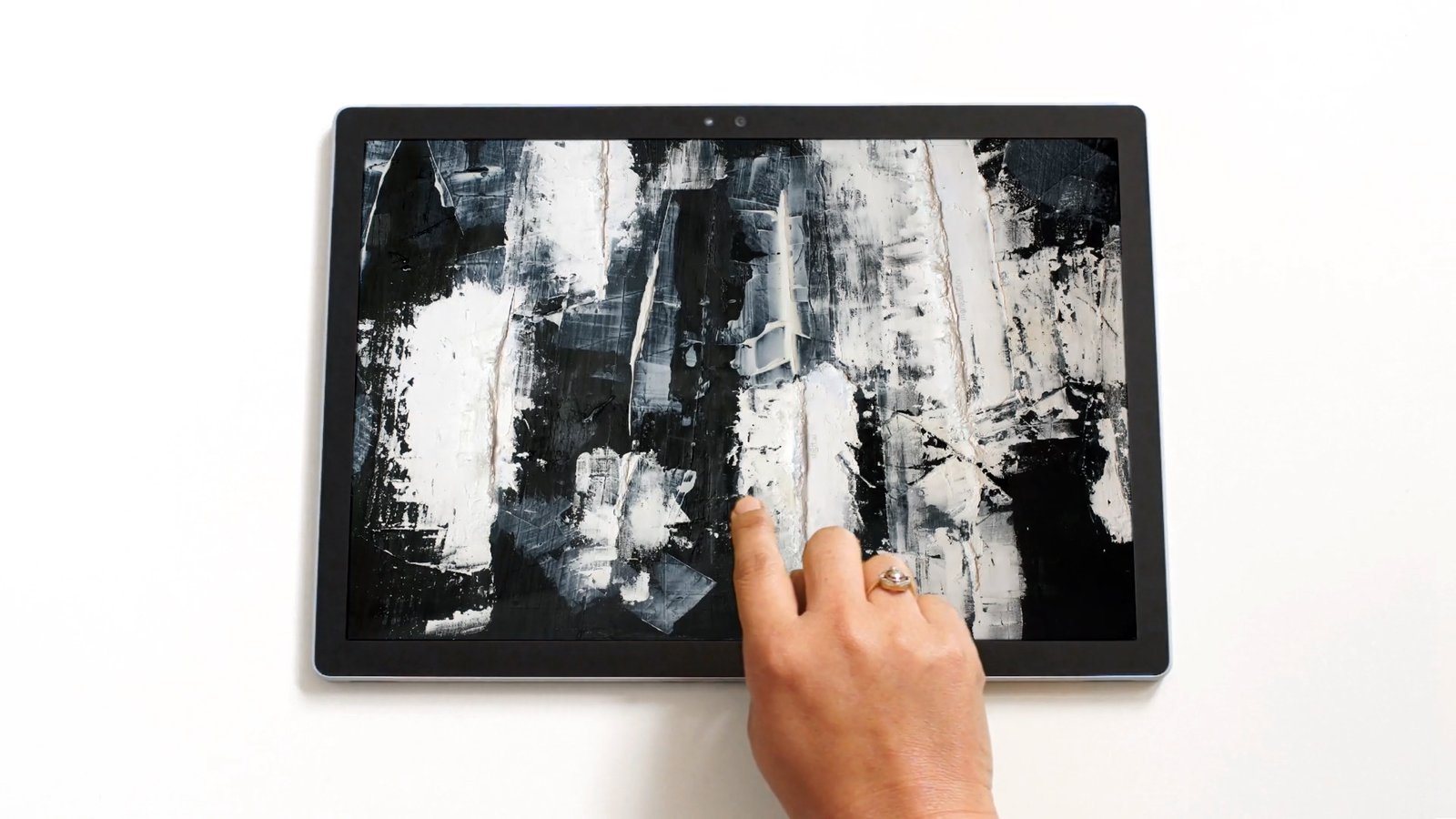 Wen New Atelier, DM, an interactive work that renders light responsive to the viewer’s touch, 2025. Courtesy of the artist