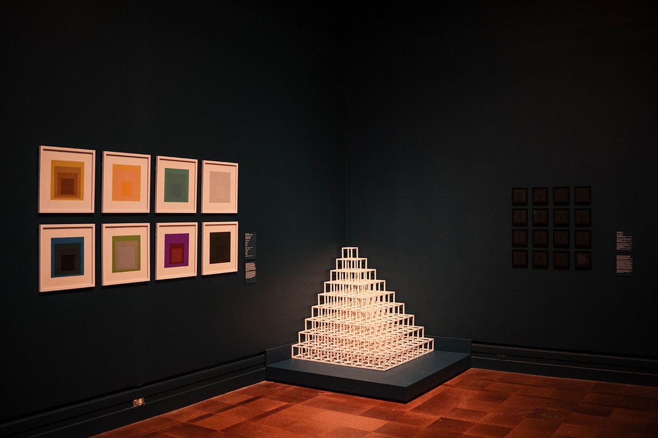 Installation view of “Infinite Images”, featuring work from Josef Albers’s series Homage to the Square (left), and Sol LeWitt, Corner Piece #1 (right). Courtesy of Toledo Museum of Art