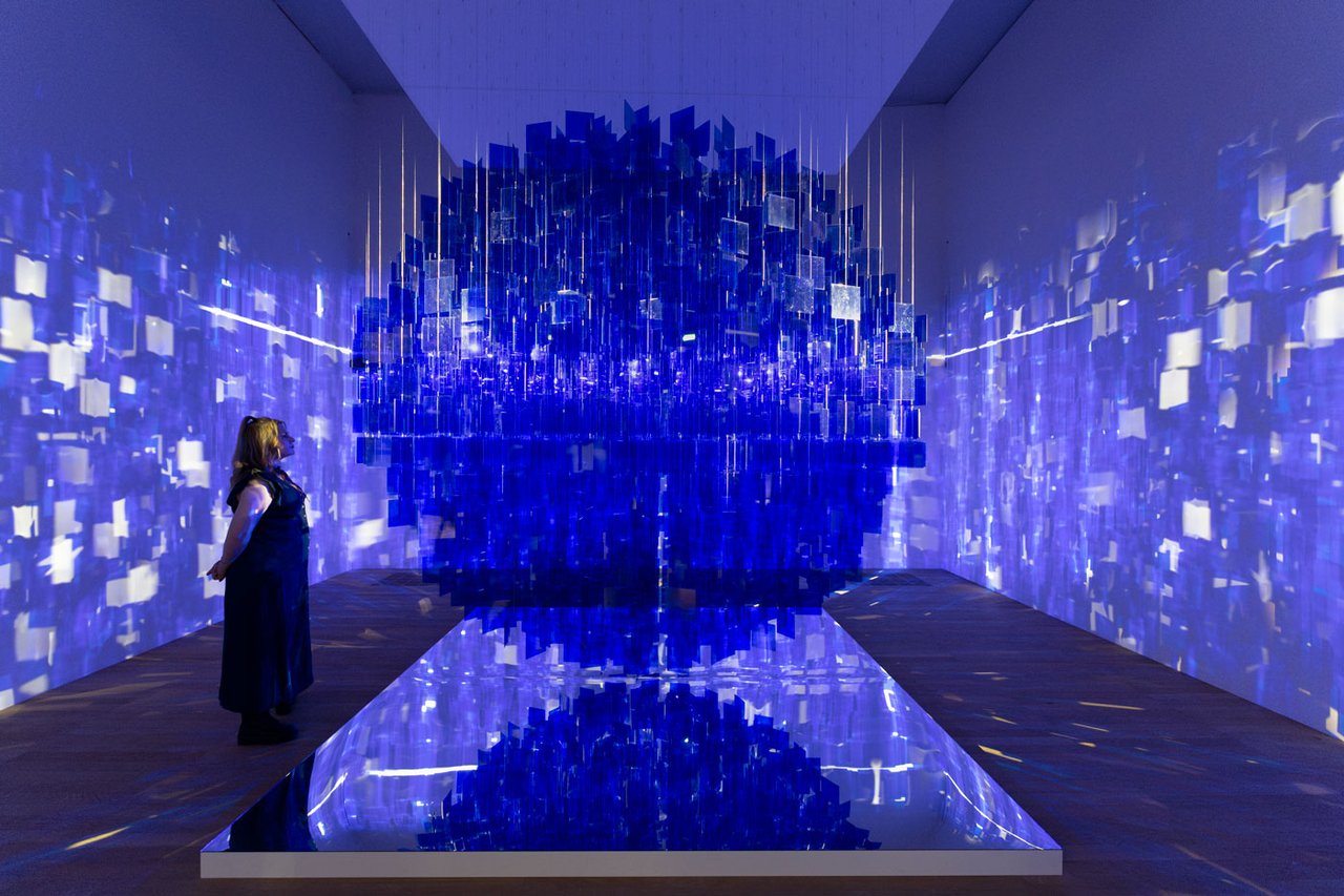 Installation view of “Julio Le Parc | Light. Colour. Action” at Tate Modern, London, with work: Blue Sphere (2001/2022) by Julio Le Parc. Tate. Lent by the Tate Americas Foundation, courtesy of the Latin American Acquisitions Committee 2023. © ADAGP, Paris and DACS, London 2025. Photography by Kathleen Arundell
