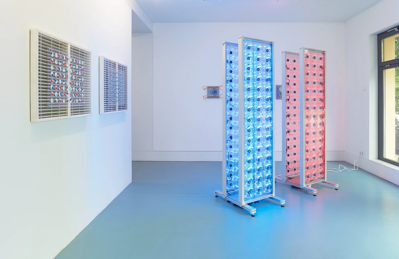 Installation view of Sarah Friend, “Terraforming” at Crypto Kiosk, Galerie Nagel Draxler, Berlin, 2022. Courtesy of Galerie Nagel Draxler