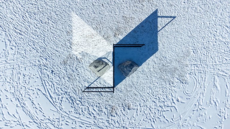 Alicja Kwade, Big Be-Hide (Gstaad), 2022. Photography by Andrea Furger. Courtesy of the artist