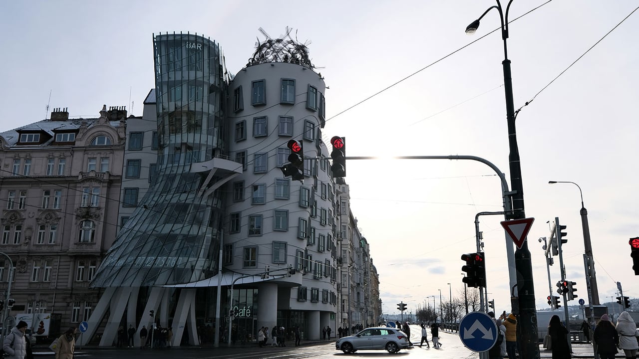 Frank Gehry, Dancing House, Prague (1996). Photograpy by Thomas Gabernig on Unsplash