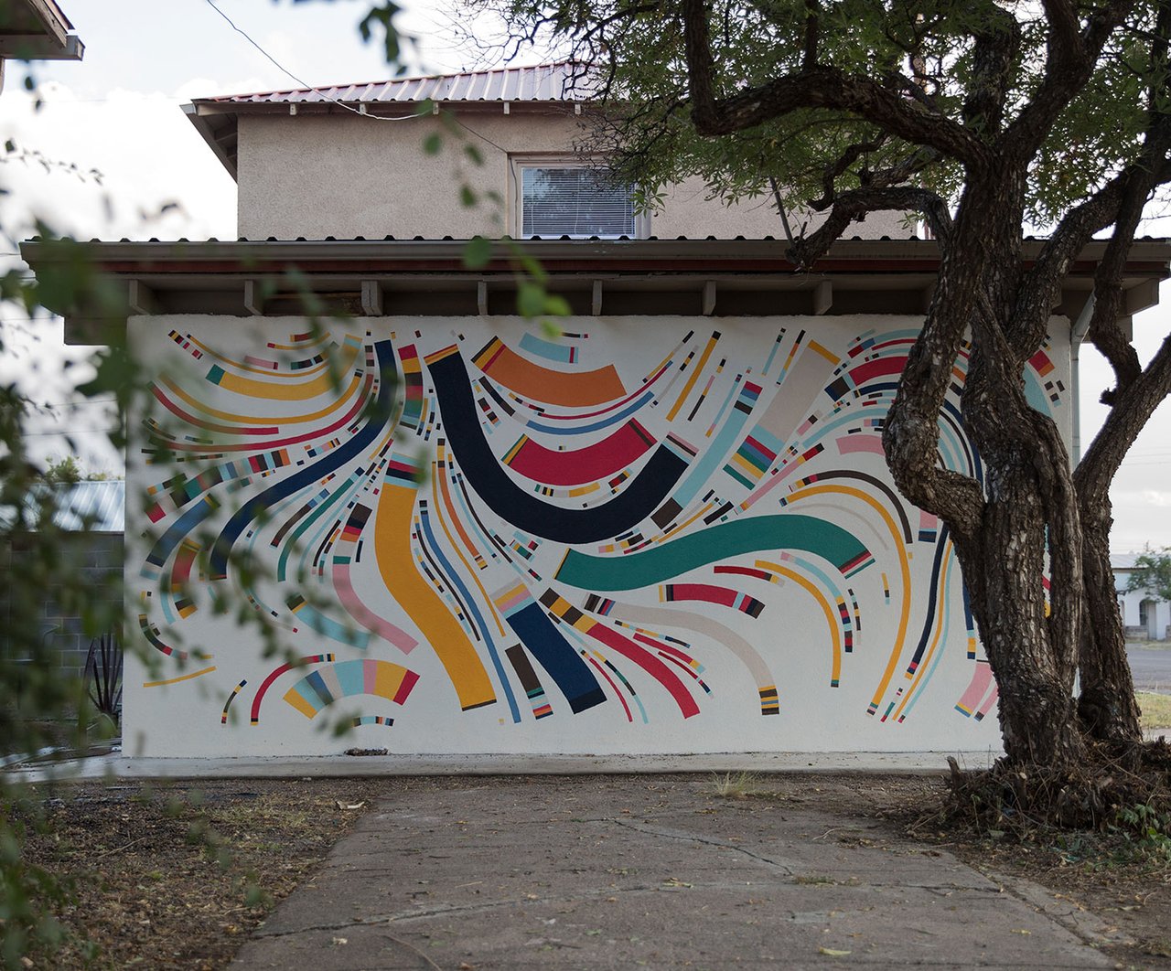 Tyler Hobbs, Fidenza Mural (2021). Exterior wall of  Art Blocks gallery, Marfa, Texas. Courtesy of the artist