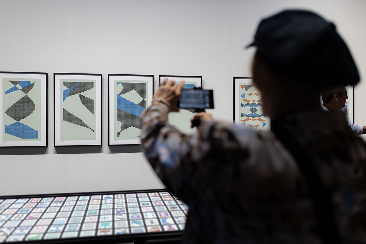 Larva Labs, Quine (2025). Art Blocks stand, Zero 10, Art Basel Miami Beach. Courtesy of the artists and Art Blocks. Photography by Martina Hoyos. Courtesy of Art Basel